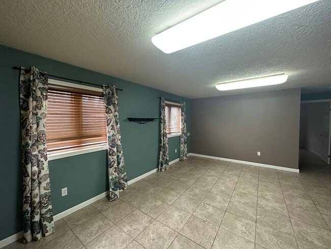 Building Photo - Spacious Kenai Home!