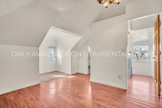 Building Photo - 744 S Roberta St