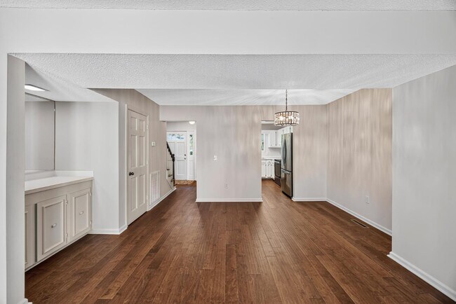 Building Photo - 850 Colony Dr