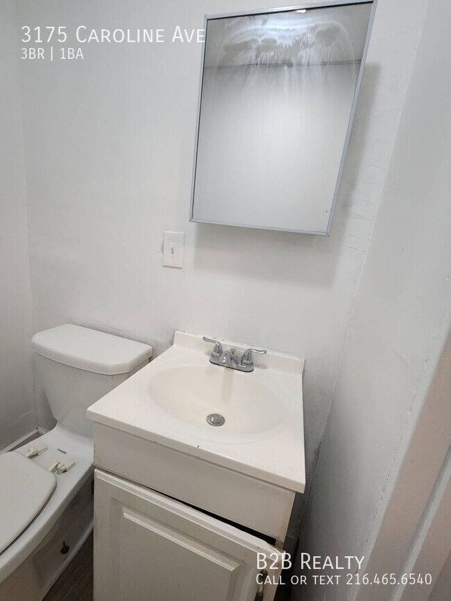 Building Photo - 3175 Caroline Ave