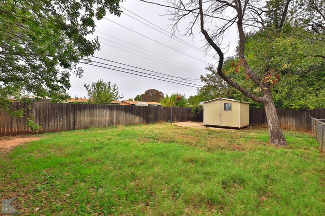 Building Photo - 3 bed , 2 LIVING, 1 bath, XL Kitchen