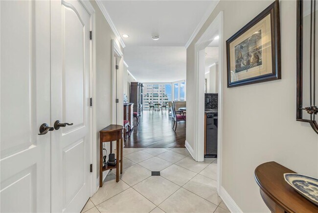 Building Photo - 1 Beach Dr SE