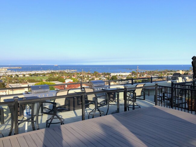 Building Photo - Spacious 2 Bedroom 1 Bathroom Upstairs Condo