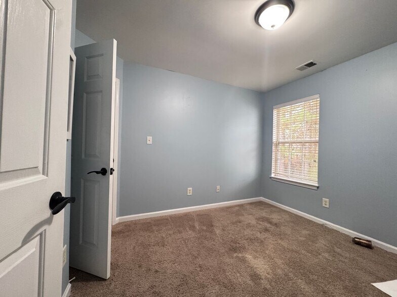 Building Photo - 5495 Hampton Ct