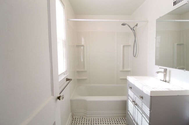 Building Photo - One Bedroom Duplex in North Kansas City