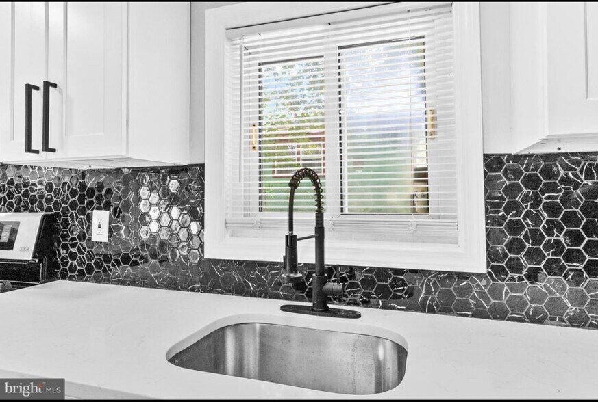 Building Photo - 27 E Phoenix Ave