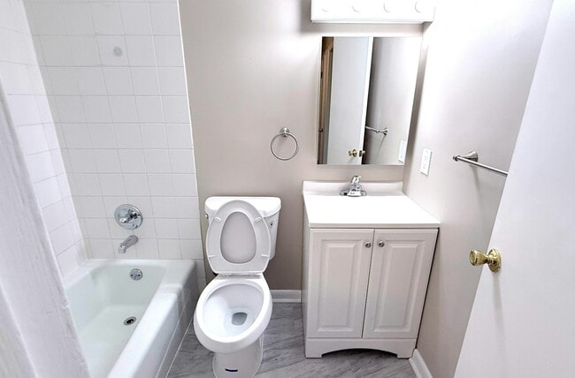 Building Photo - 9242 Woodcreek Ct