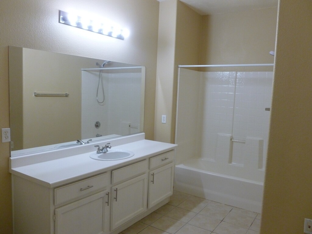Building Photo - 3400 Cabana Dr