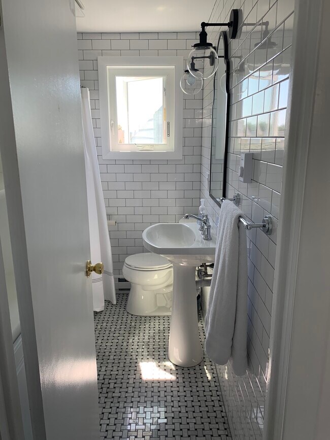 Building Photo - 142 Renfrew Ave