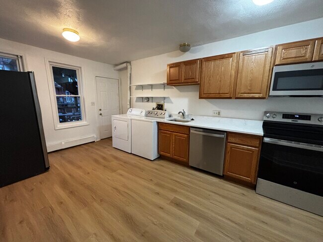 Building Photo - 672 Washington St