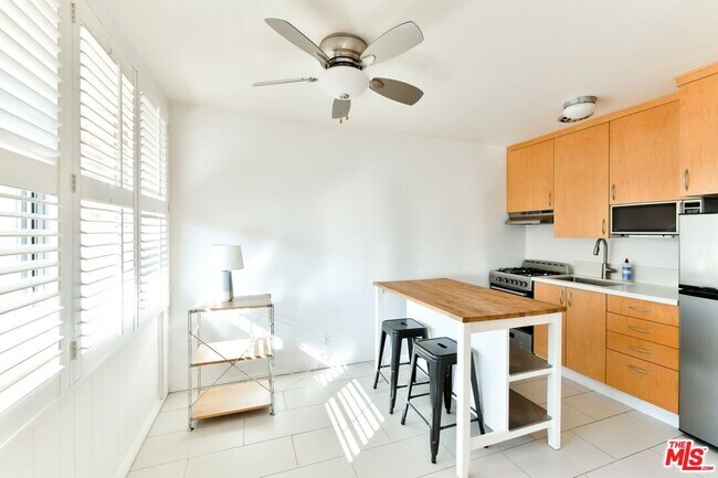 Building Photo - 2033 Cloverfield Blvd