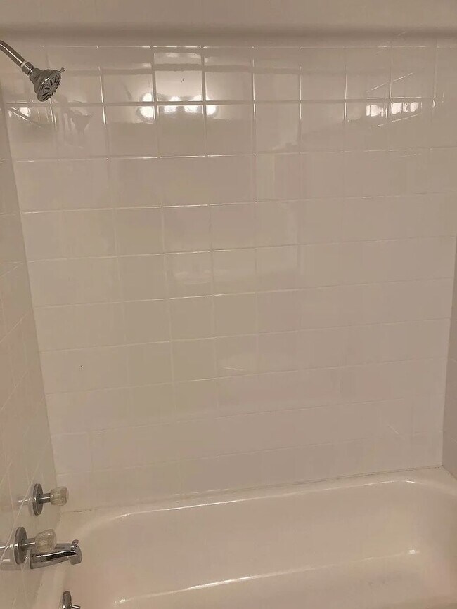 Building Photo - 1 Bedroom Condo Available Now!
