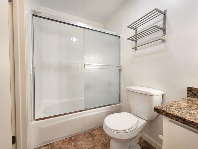 Building Photo - 1 Bedroom 1 Bath Remodeled Condo Available...