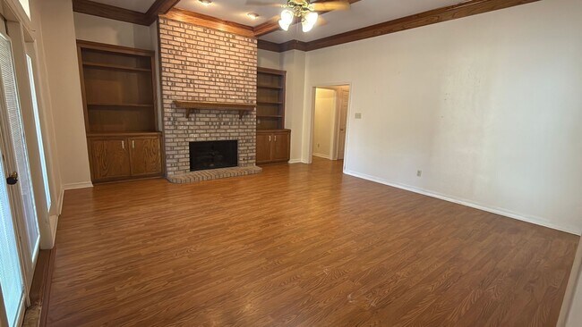 Building Photo - 2106 Middle Creek Blvd