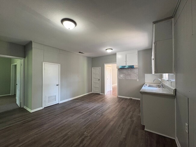 Building Photo - Amazing 4 bedroom/1 bath home with Central Air & Heat!