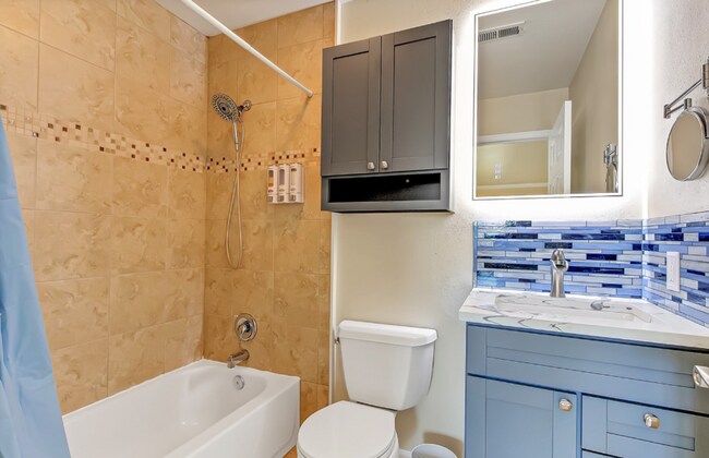 Building Photo - 2-Bed 2 bath Gig Harbor Retreat w/ Sauna &...