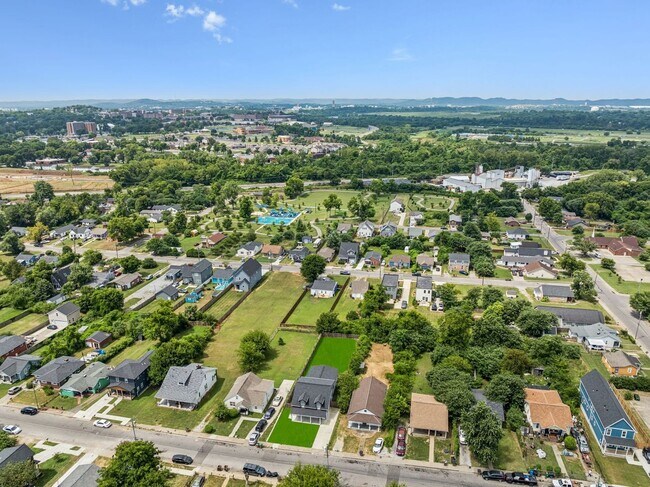 Building Photo - Beautifully Remodeled Home Just Minutes From Downtown Nashville