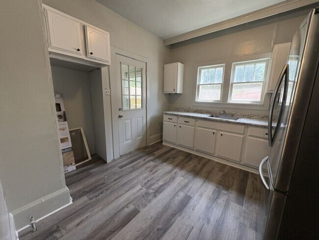Building Photo - Spacious Akron Single-Family Home with Front Porch, Dining Room, Fireplace & Backyard!