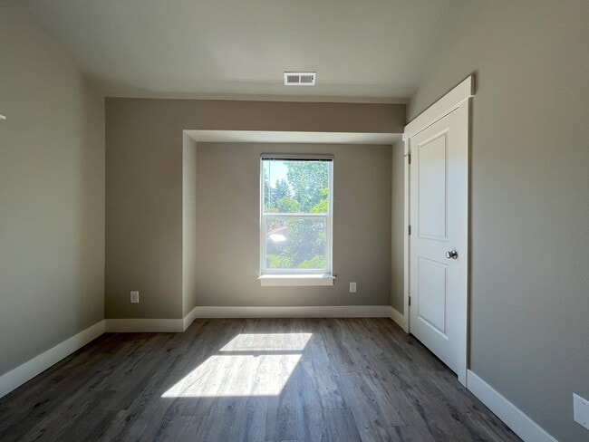 Building Photo - Elegant Three-Bedroom Home with Updated Kitchen & Vaulted Ceilings