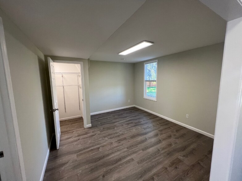 Building Photo - 1153 W Hendrickson Rd