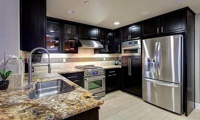 Building Photo - EPIC REA - Modern-Style 3 BR/3BA townhouse...
