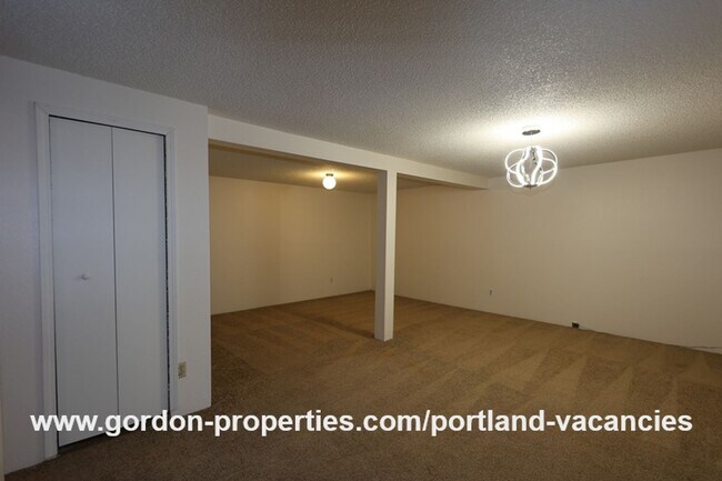 Building Photo - SE 15th Ave - remodeled 3 bedroom duplex w...