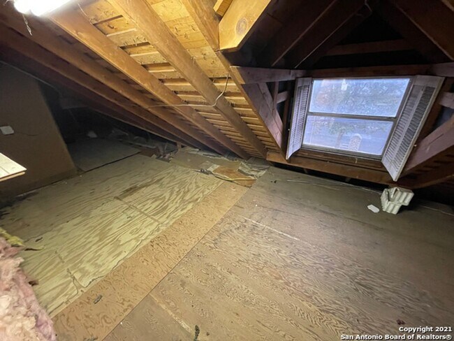 Building Photo - Unique 5BR/3B home in desirable Enchanted Forest on 1/4 acre