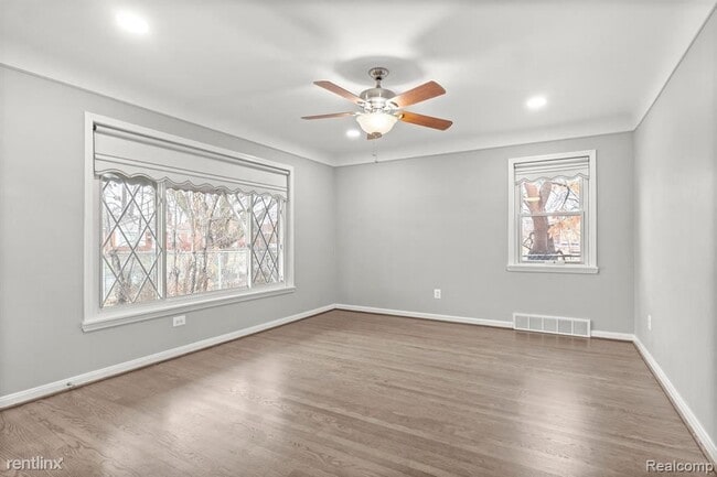 Building Photo - 3 br, 1 bath House - 8476 Riverview St