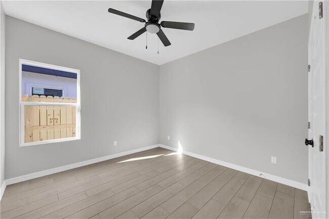 Building Photo - 14 E 13th St