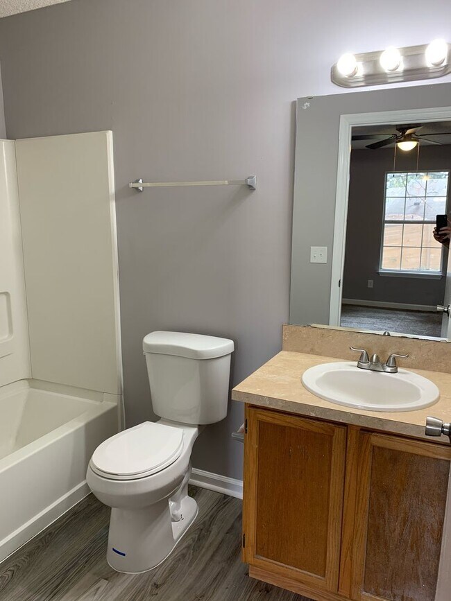 Building Photo - Spectacular Freshly Renovated 2 Bedroom 2 ...