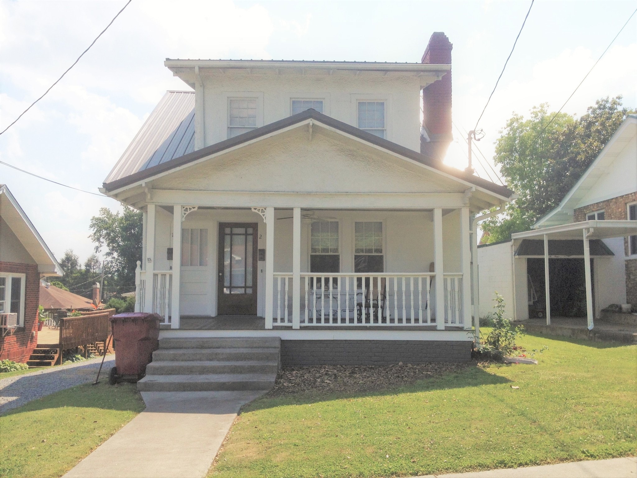 Building Photo - 923 E Hillcrest Dr