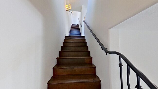 Building Photo - Spacious 2-bedroom/2.5-bathroom Townhouse- In the heart of the Funk Zone
