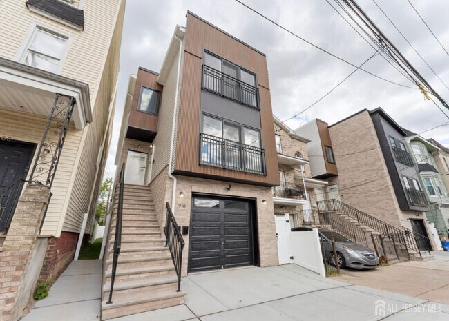 Building Photo - 914 Bergen St