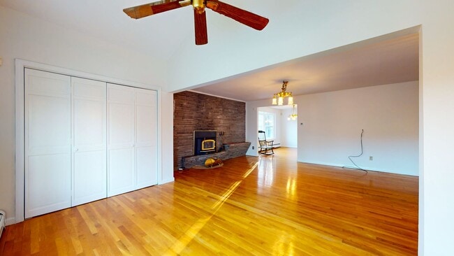 Building Photo - 3 Bedroom Split Level in Woodbridge