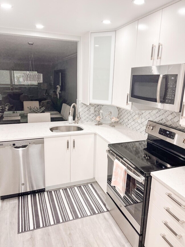 Building Photo - 5155 E Sabal Palm Blvd
