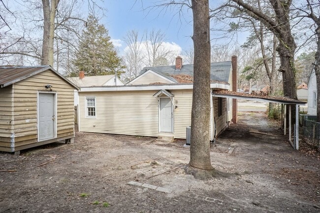 Building Photo - 3 Bed/2 Bath with a great back yard!