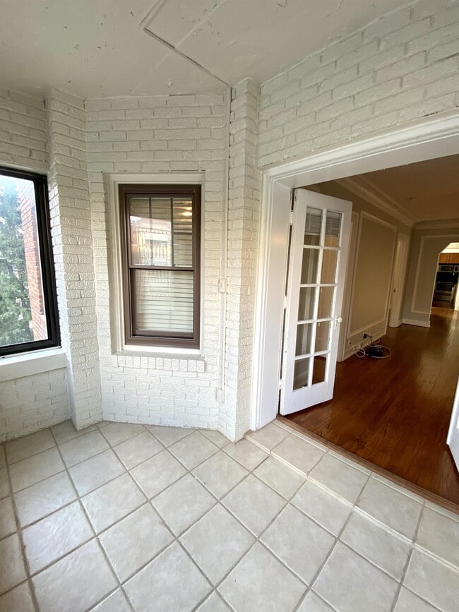 Building Photo - 807 W 48th St