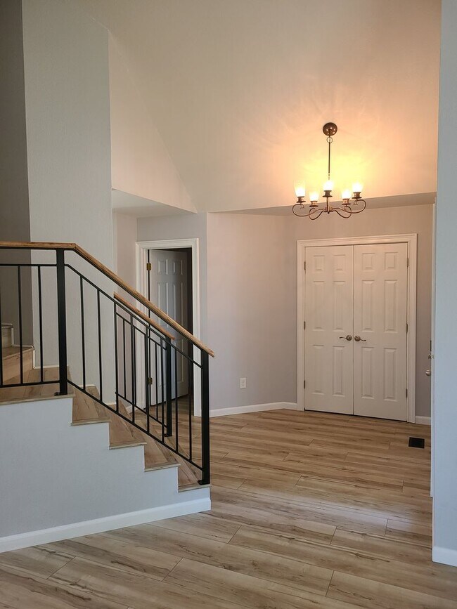 Building Photo - Beautiful Updated 3 bedroom 2.5 bath Hayde...