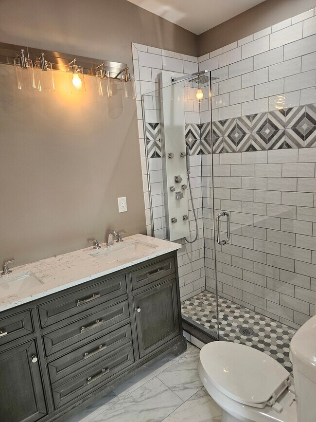 Building Photo - 4822 Hillcrest Dr