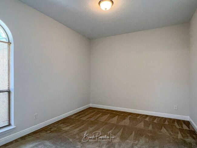 Building Photo - 2080 Stennis Dr