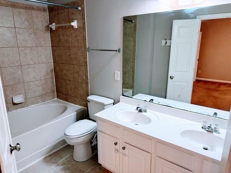 Building Photo - 940 Prestwyck Ct