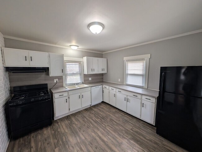 Building Photo - Spacious 3-Bedroom, 1.5-Bathroom Home with Garage – $1,550/Month - Accepting Section 8