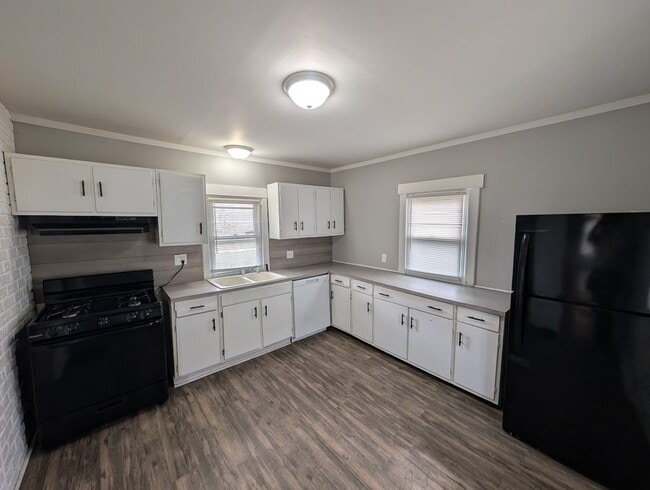 Building Photo - Spacious 3-Bedroom, 1.5-Bathroom Home with Garage – $1,650/Month - Accepting Section 8