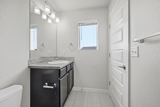 Building Photo - $2,495.95, Two Bedroom, 2.5 bathroom Townhome in Broomfield