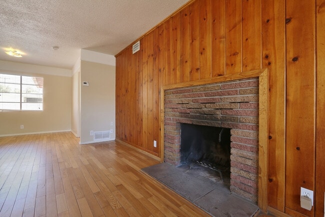 Building Photo - Spacious 3Bed/2Bath, 1-Story Ranch Home lo...