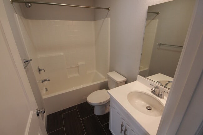 Building Photo - Stunning 2 Bedroom/2.5 Bath Townhouse