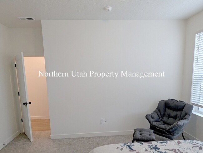 Building Photo - New 3 Bed 3 Bath Townhome