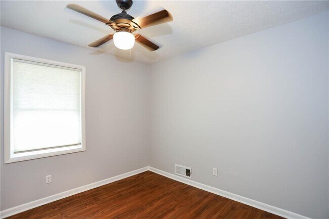 Building Photo - 667 Tara Cir SE