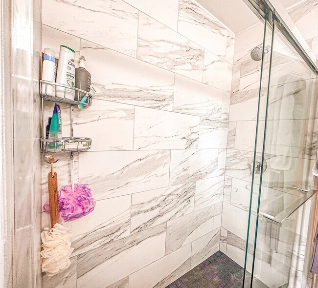 Building Photo - 35 Hillock St