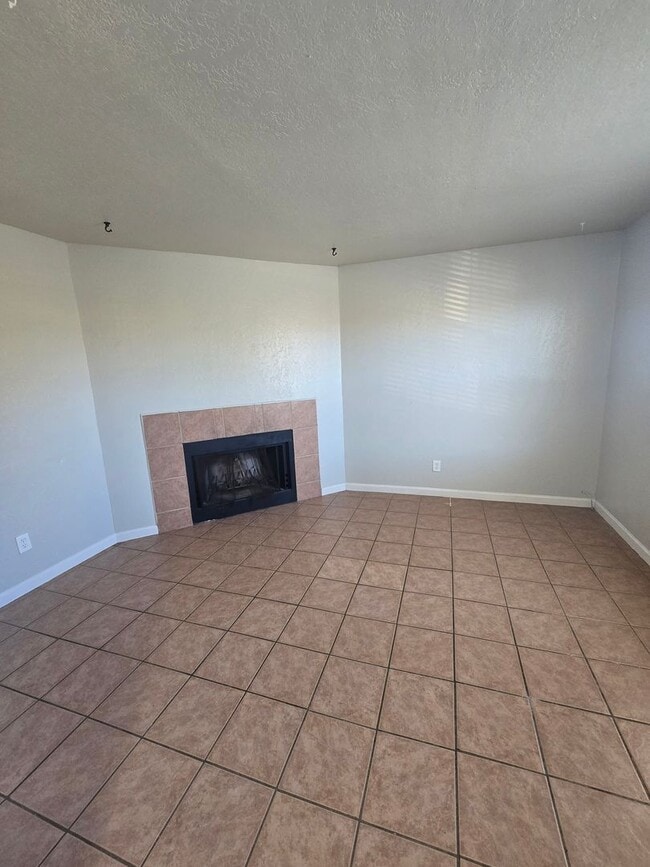 Building Photo - Comfortable 2 Bedroom Rio Rancho Apartment